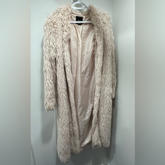 Knee-Length Champagne Faux-Fur Coat with Blush Undertones🤍💗 - Picture 4 of 4